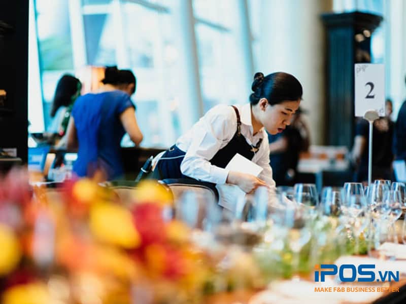 Nhân viên phục vụ cần kiểm tra kĩ thức ăn trước khi mang ra cho thực khách