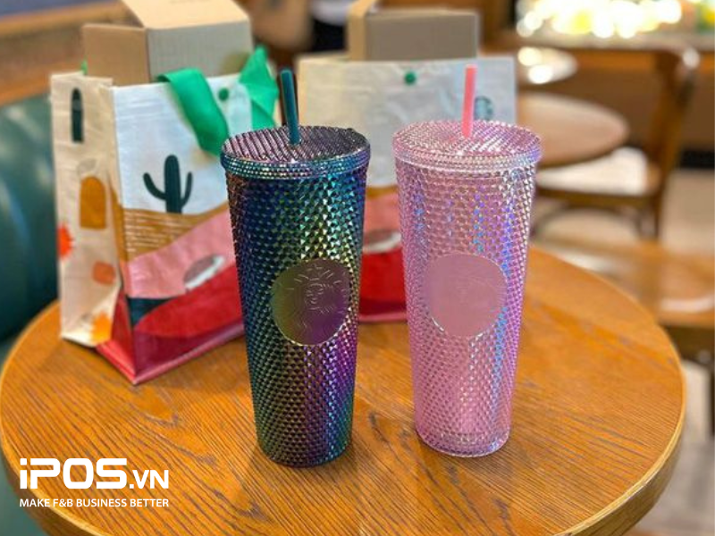 Những chiếc cốc lấp lánh trên tay một tín đồ Starbucks sẽ đại diện cho sự sành điệu, “chanh sả” và hợp thời