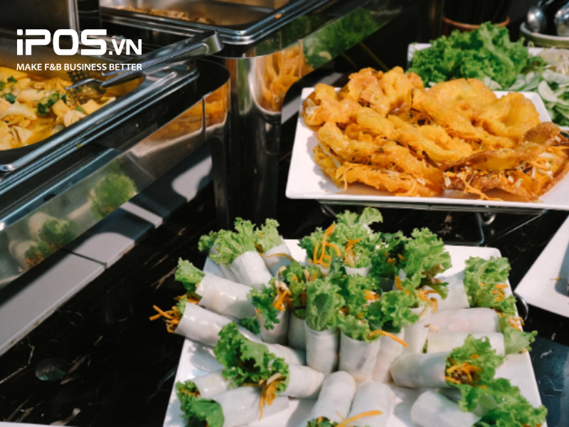 Quầy buffet được thiết kế trải dài xuyên suốt giúp thực khách dễ dàng di chuyển và chọn lựa đồ ăn phù hợp