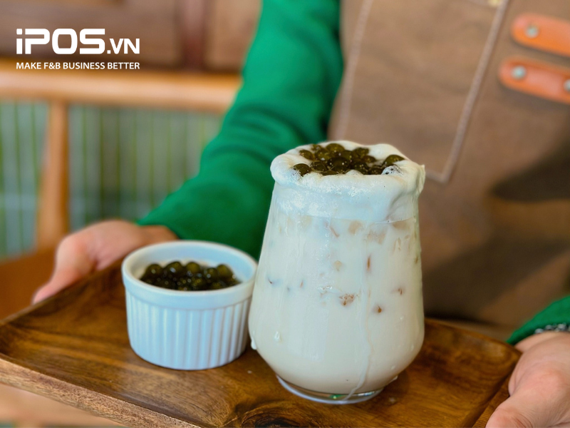 Trà sữa đậm vị của TRÀ LÁ có mùi thơm đặc trưng, hương vị đậm đà, kéo dài thơm sâu