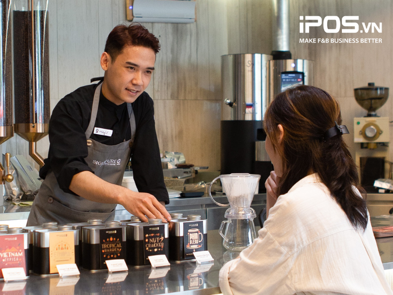 Thái độ phục vụ của nhân viên là yếu tố giữ chân khách hàng khi kinh doanh quán cafe 
