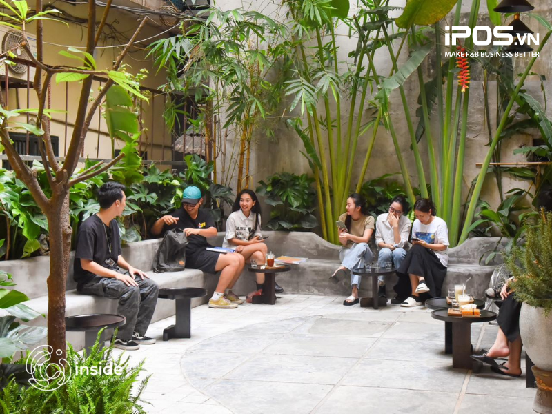 Inside Roastery là điểm đến thu hút khách hàng nhờ không gian xanh mát.