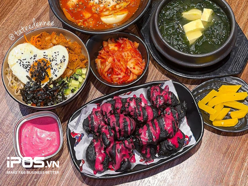 Món gà rán bóng đêm “đu trend” BLACKPINK của một quán ăn về các món Hàn Quốc 
