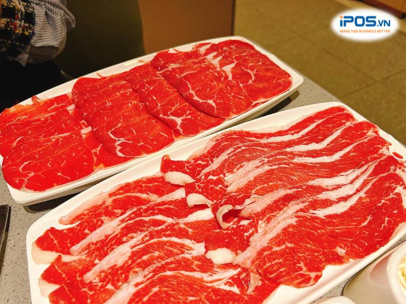 Đi ăn Haidilao không nên bỏ qua món thịt bò và thịt dê làm nên tên tuổi của thương hiệu 