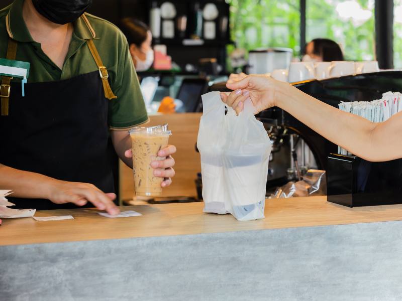 Khách hàng mua mang về chiếm một tỷ trọng khá lớn trong số khách hàng của các quán cafe quy mô nhỏ