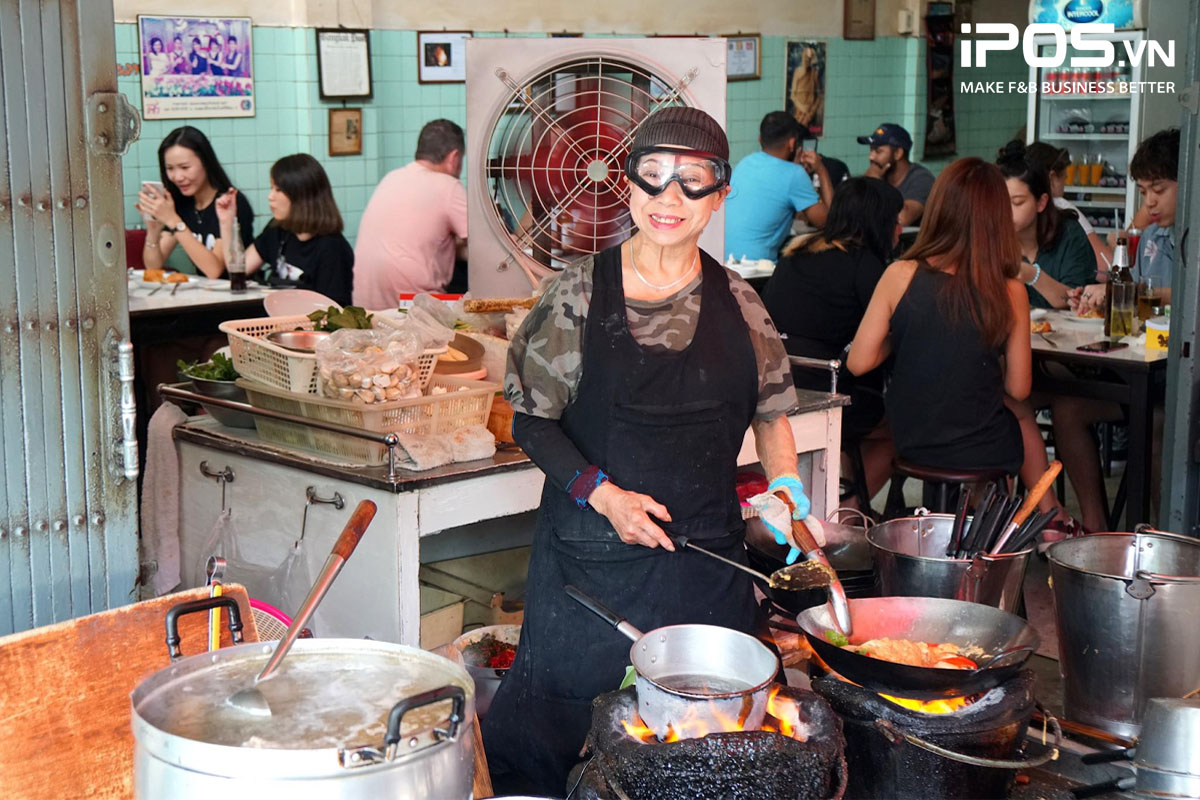 Một quán ăn bình dân như Raan Jay Fai nhanh chóng “phất” lên chỉ nhờ một món ăn signature