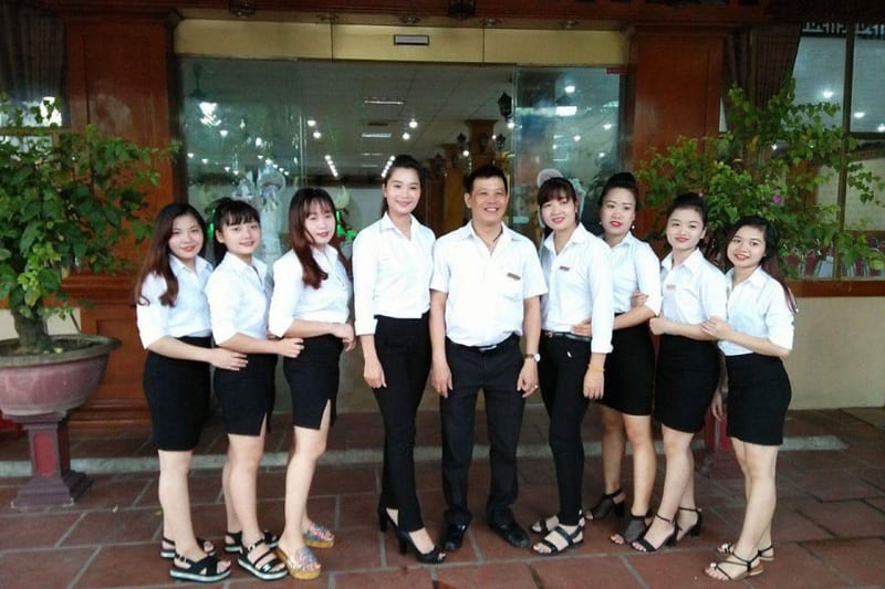 Nhân viên quán Karaoke thường làm việc theo ca