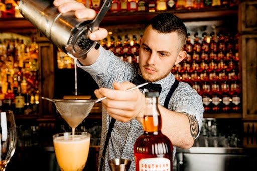 Bartender là gì? Làm Bartender có khó không? Tổng quan về nghề Bartender từ A-Z