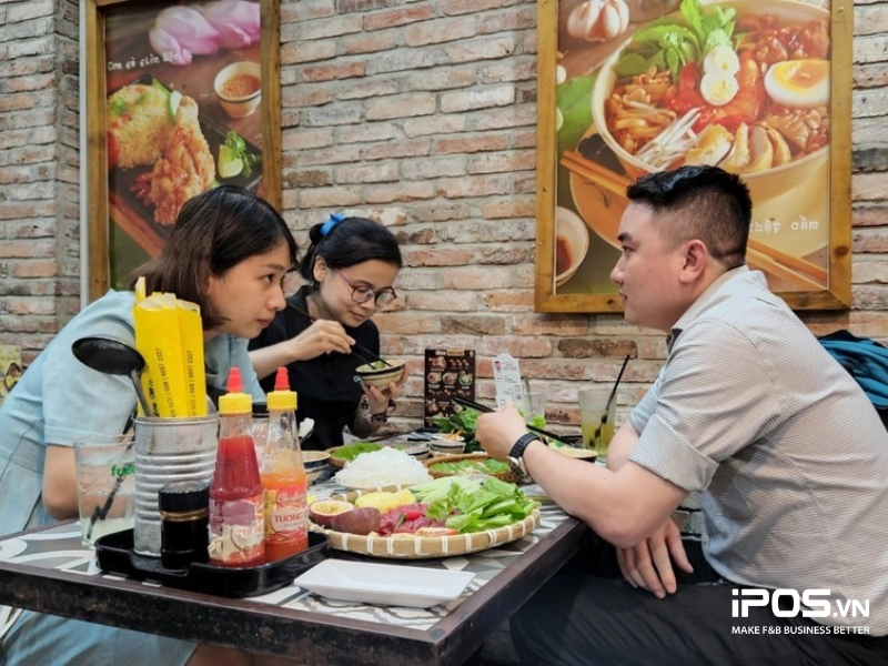 thuê tiktoker review đồ ăn