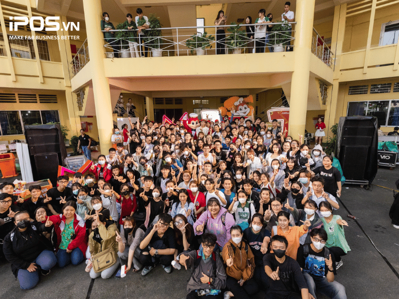 Jollibee, KFC, McDonald's cạnh tranh