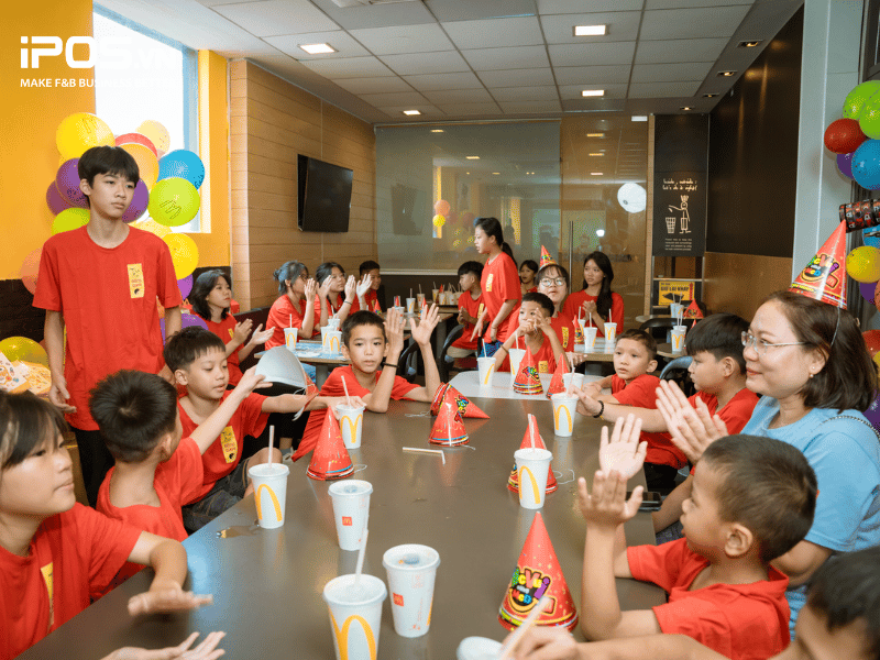 Jollibee, KFC, McDonald's cạnh tranh