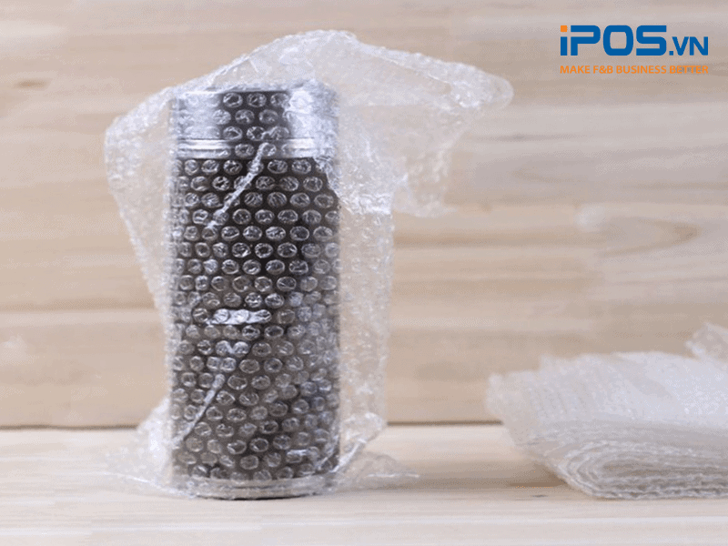 Đồ uống đóng chai thuỷ tinh nên được bọc lại bằng một lớp màng xốp bong bóng để đảm bảo an toàn trong quá trình vận chuyển