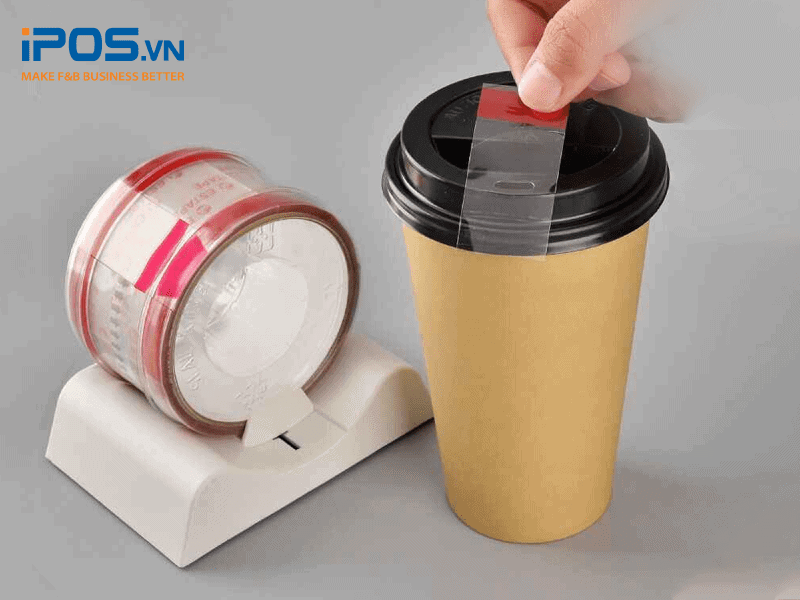 Đối với đồ uống đóng gói trong cốc nhựa/cốc giấy, bạn cần cố định thêm phần miệng cốc bằng băng dính để tránh bật nắp trong quá trình giao hàng.