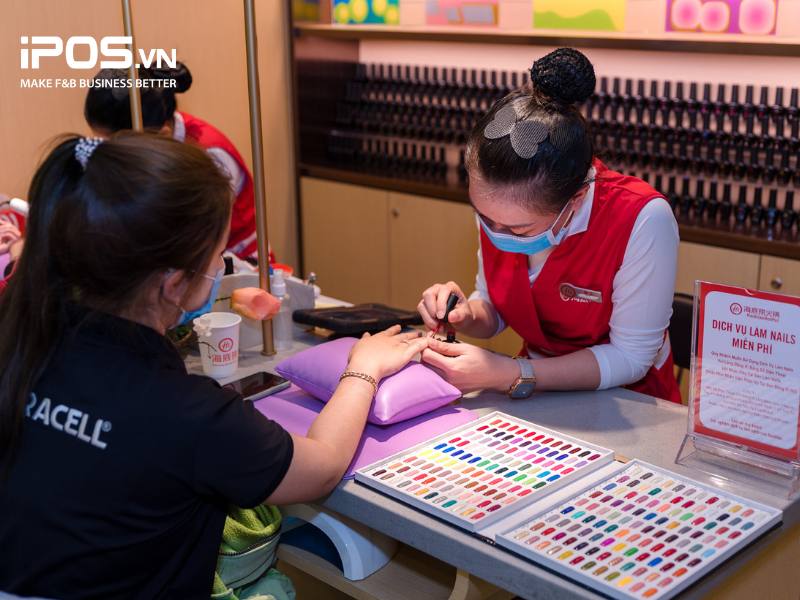 Trong thời gian chờ đợi, thực khách được phục vụ làm nail miễn phí tại Haidilao