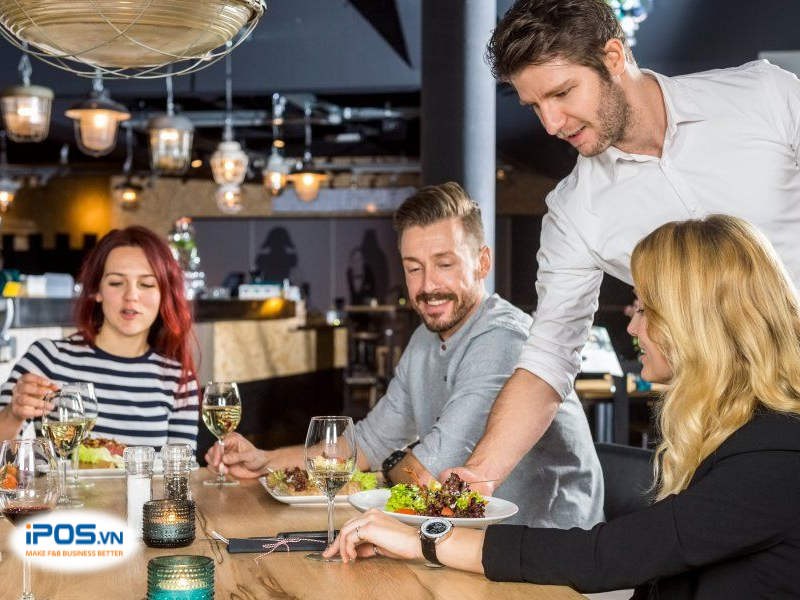 áp phí dịch vụ hay để khách tự tip