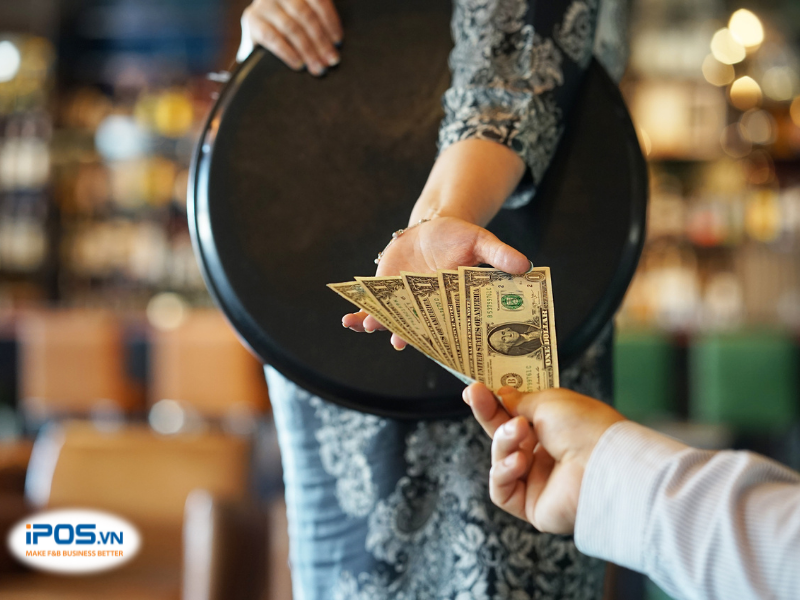 áp phí dịch vụ hay để khách tự tip