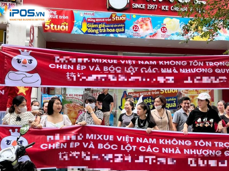 Thống báo Mixue giảm giá, nhiều chủ quán mua nhượng quyền Mixue căng băng rôn đòi quyền lợi.