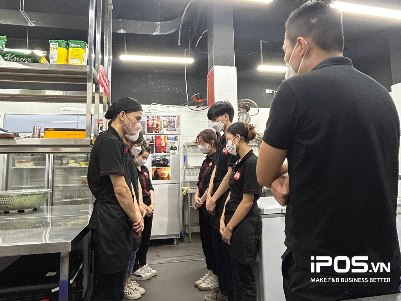 Sinh vật lạ trên đĩa Salad Sườn Mười 