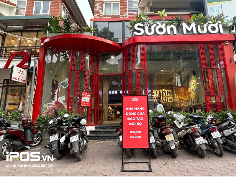 Sinh vật lạ trên đĩa Salad Sườn Mười 