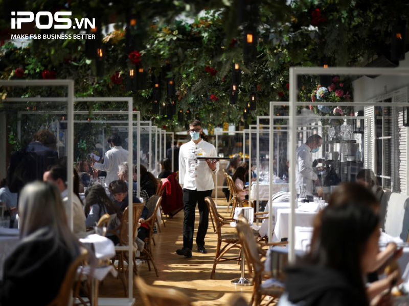 Giãn cách xã hội đang là nội quy bắt buộc các nhà hàng phải đảm bảo để kinh doanh thuận lợi