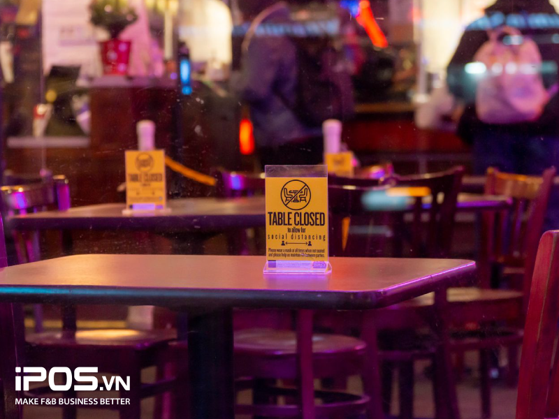 Thẳng tay loại bỏ những bàn có vị trí quá gần nhau nếu như bạn không thể di chuyển chúng đi nơi khác