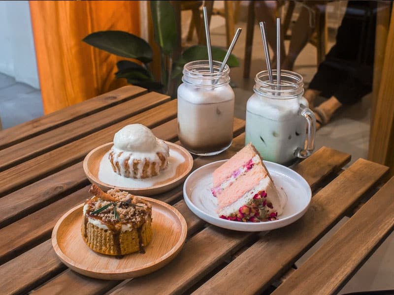 Bàn ăn, bát đĩa, cốc uống nước,... cáu bẩn