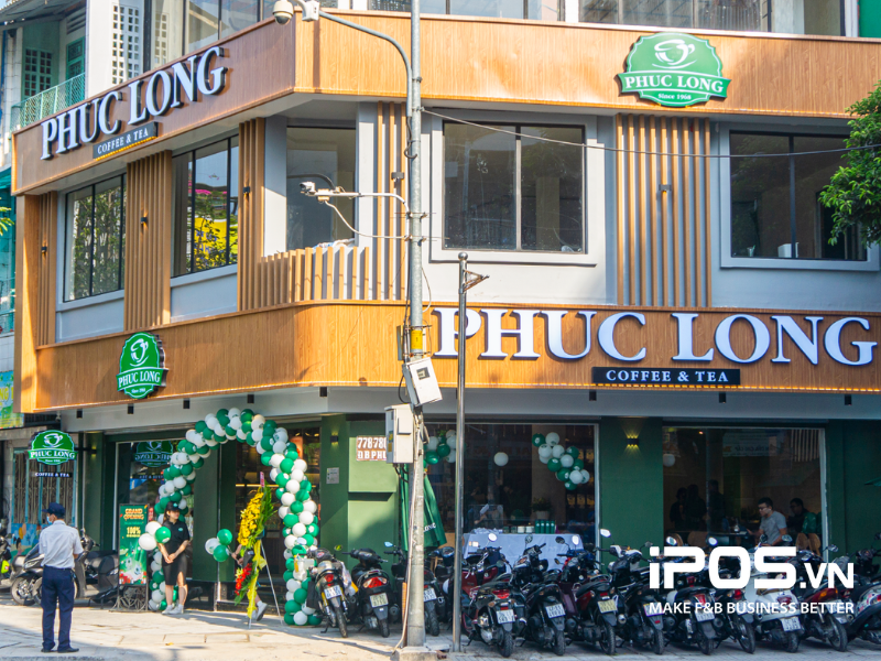 Phúc Long sở hữu nhiều cửa hàng flagship có vị trí mặt tiền đẹp để tiếp cận khách hàng