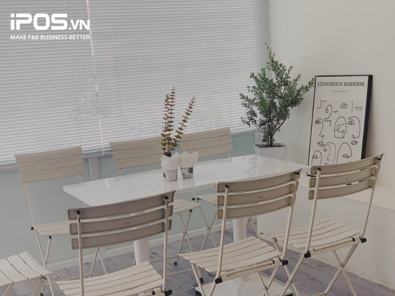 Một vài chậu cây và tranh ảnh nhỏ xinh tạo điểm nhấn cho không gian quán 