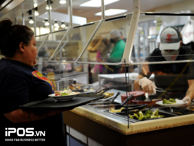 Quầy buffet có người phục vụ là giải pháp giãn cách xã hội tối ưu cho các nhà hàng theo hoạt động theo mô hình buffet