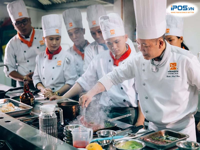 đào tạo nhân viên để nâng cao hiệu suất làm việc trong bếp