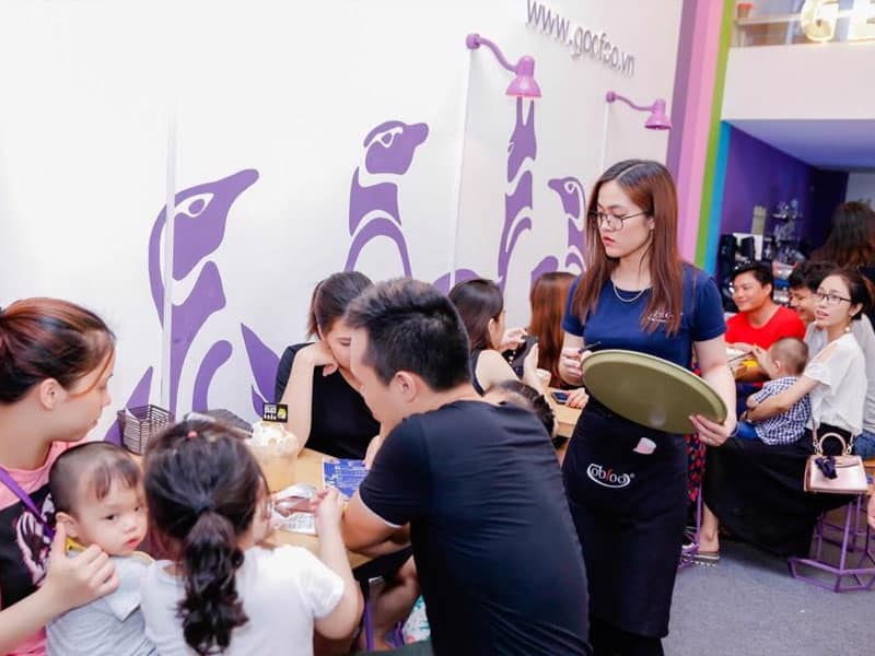 Khách hàng ở các bàn xung quanh nói to và chửi bậy