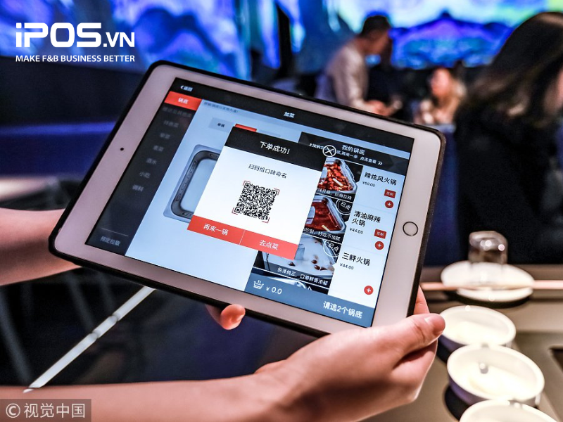 Gọi món bằng máy tính bảng vẫn còn rất mới mẻ khi Haidilao mới gia nhập thị trường Việt