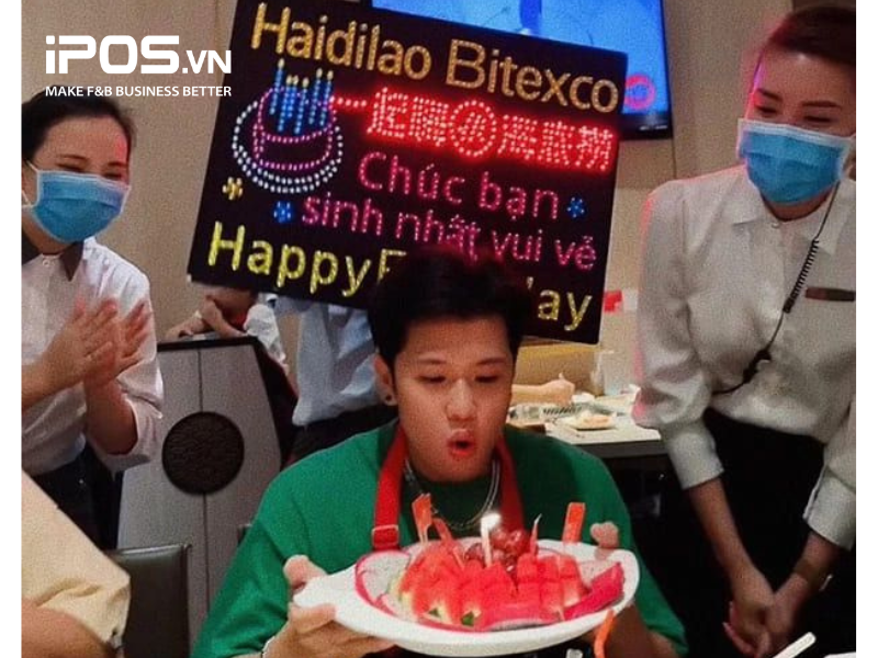 Màn chúc mừng sinh nhật sôi động dành cho khách của nhân viên Haidilao