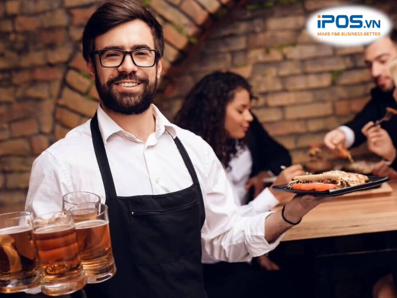 nhan-vien-phuc-vu-mac-loi-2