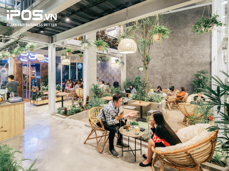 Khách hàng ngồi lâu đem lại nguồn doanh thu đều đặn cho quán