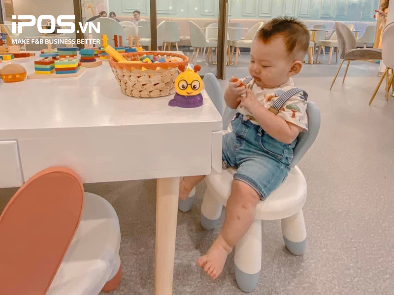 Quán cafe nên có đa dạng các loại trò chơi cho trẻ ở nhiều lứa tuổi khác nhau 