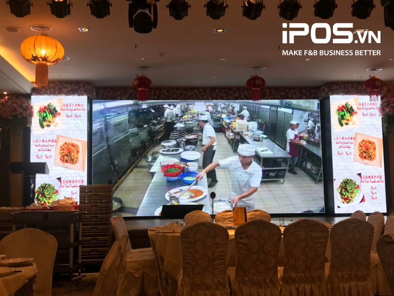 Một nhà hàng chiếu video livestream cảnh nhà bếp cho khách hàng theo dõi