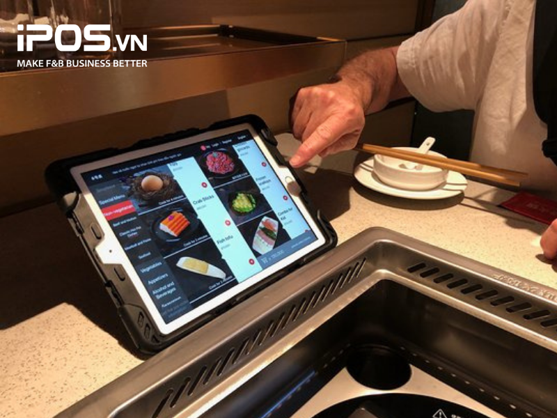 Máy tính bảng sử dụng menu điện tử để gọi món của Haidilao 