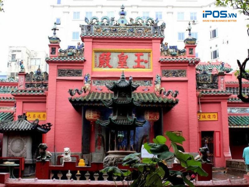 Chùa Ngọc Hoàng có điện Thần Tài thu hút đông đảo người kinh doanh đến dâng hương cầu tài lộc