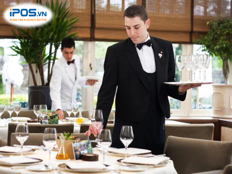 nhan-vien-phuc-vu-mac-loi-5