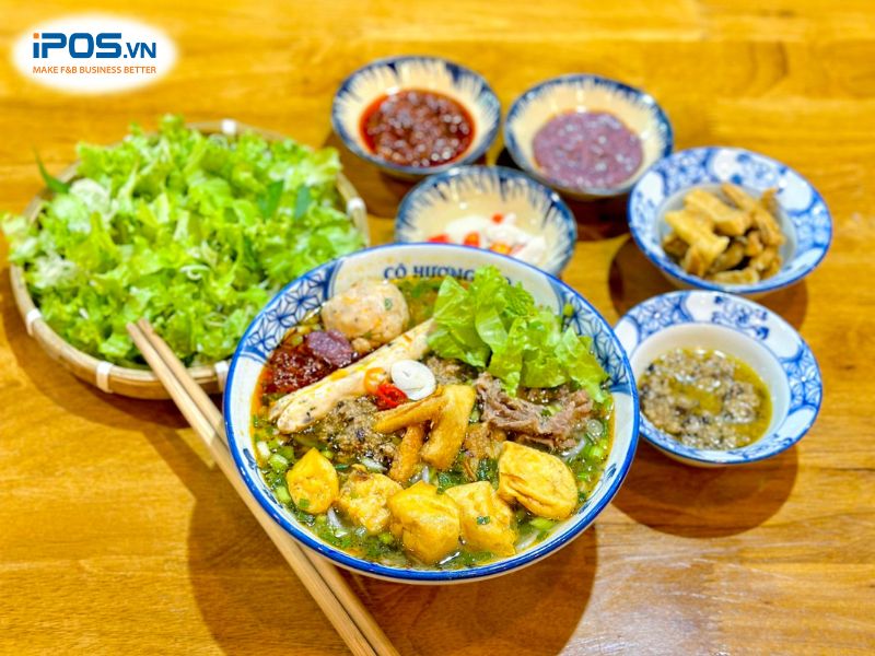 Chỉ từ 25K bạn đã có một tô bún riêu thập cẩm đủ topping tại quán Bún Riêu Tóp Mỡ Mọc Giòn Cô Hương Béo. 