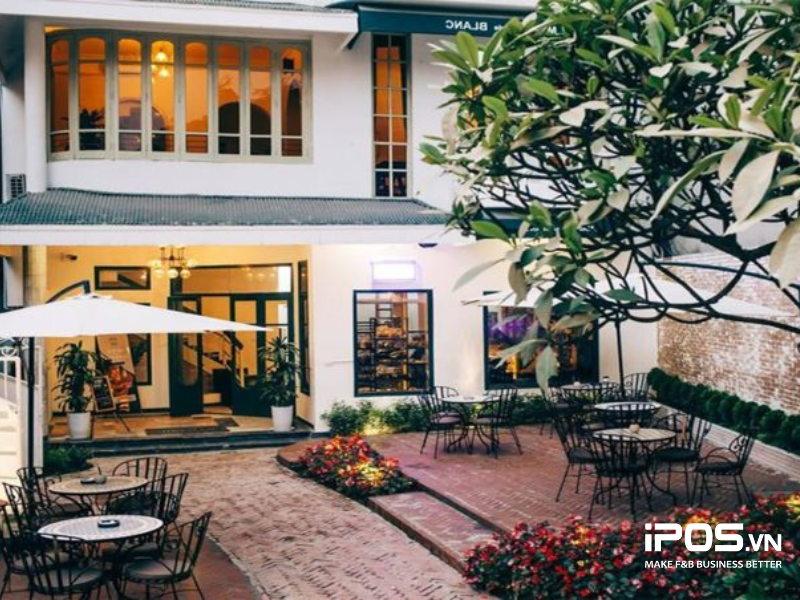 Maison De Blanc toát lên vẻ đẹp phương tây cổ điển nhờ kết hợp không gian cây xanh và hoa cỏ.