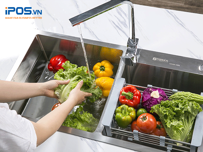 sơ chế nguyên liệu trong nhà hàng