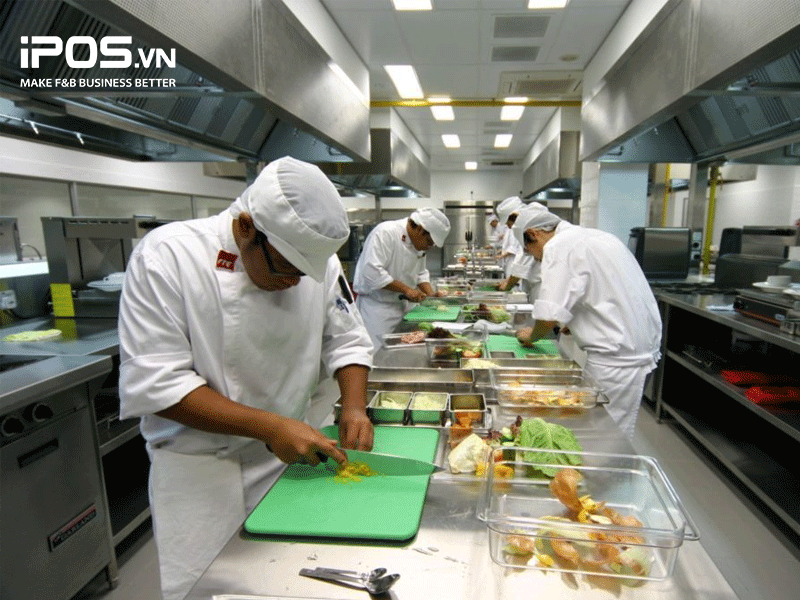 sơ chế nguyên liệu trong nhà hàng