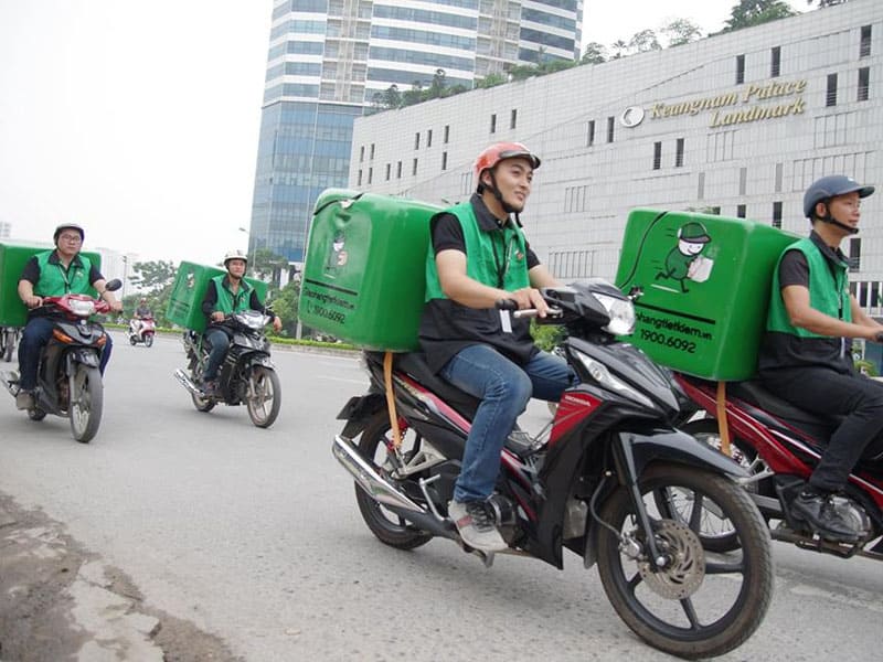 Phục vụ quán trà sữa