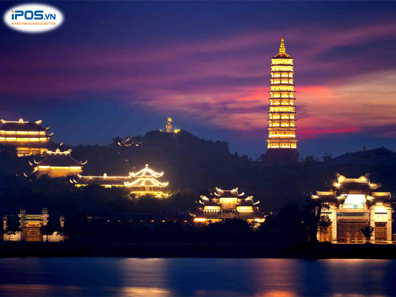 Vẻ đẹp ban đêm huyền ảo của chùa Bái Đính – Quảng Ninh