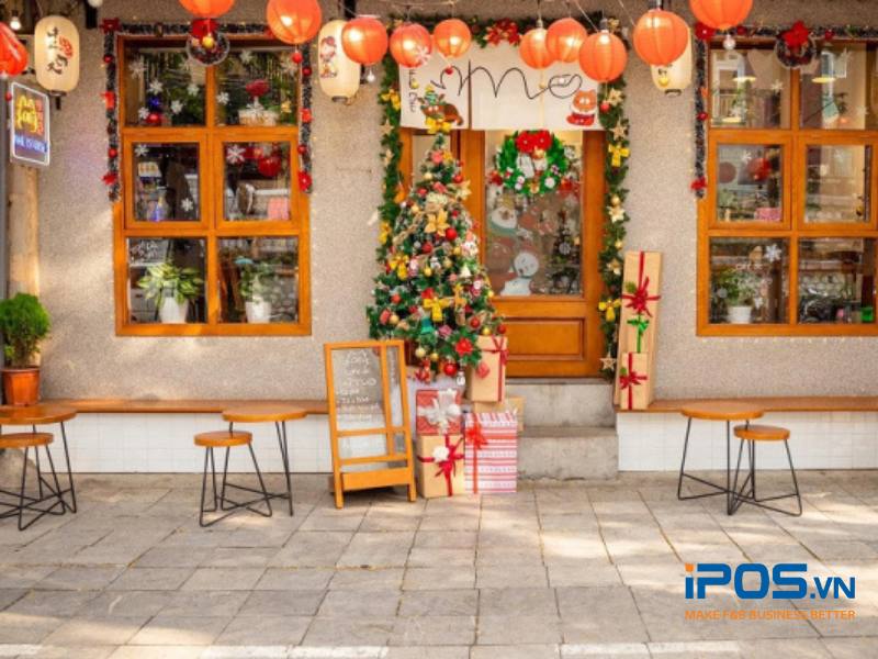 Trang trí Noel cho quán cafe ngay từ cửa vào tạo điểm nhấn thu hút khách hàng ngay từ cái nhìn đầu tiên
